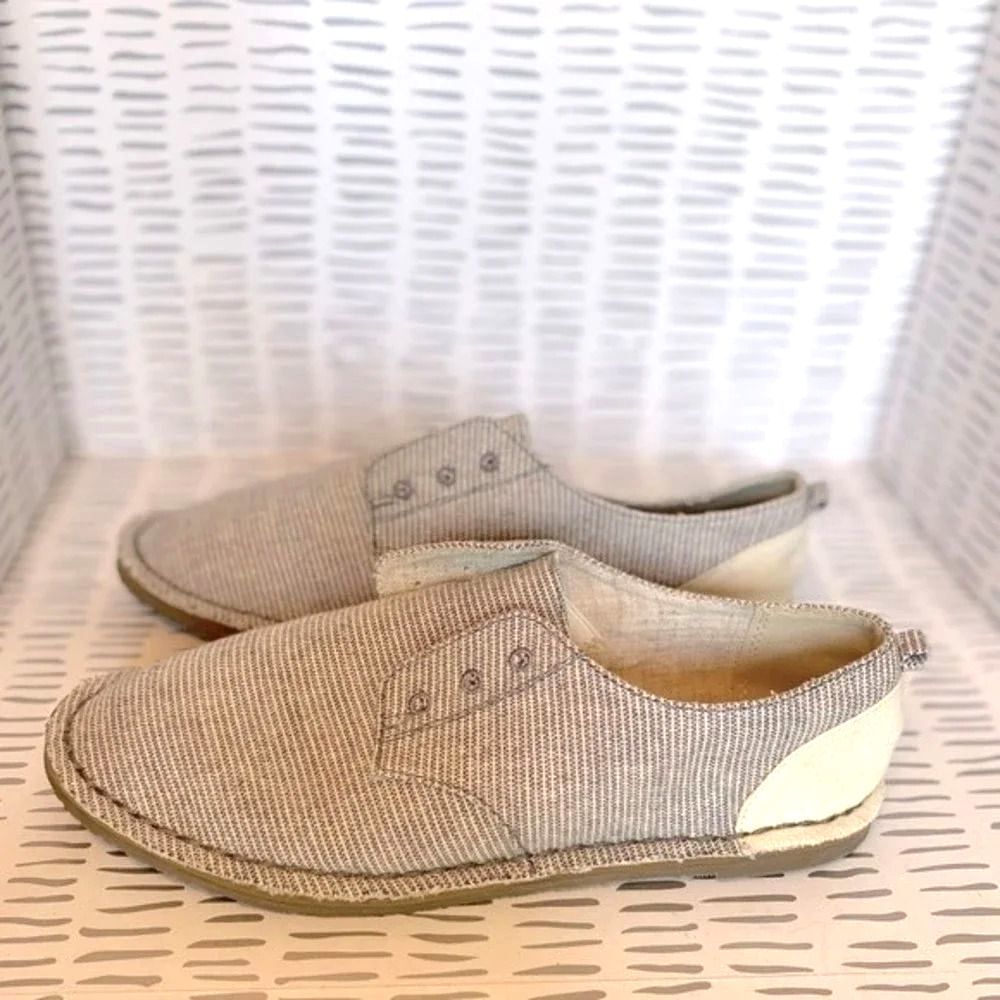 Roxy Gray and White Casual‎ Beachy Canvas Shoes Women's Size 6